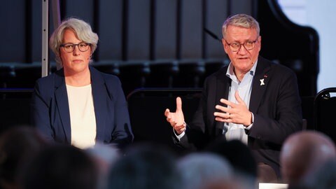 Kerstin Claus (l), Unabhängige Beauftragte für Fragen des sexuellen Kindesmissbrauchs, und Matthias Katsch, Sprecher der Betroffeneninitiative "Eckiger Tisch".