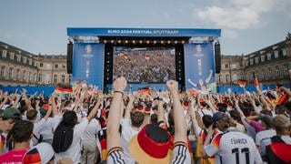 Fußball-EM 2024, Die Leinwand sowie jubelnde und feiernde Deutschland-Fans bei der Fanzone auf dem Schlossplatz in Stuttgart.