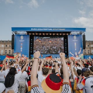 Fußball-EM 2024, Die Leinwand sowie jubelnde und feiernde Deutschland-Fans bei der Fanzone auf dem Schlossplatz in Stuttgart.