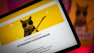 Tablet mit "Ihre Platzierungen" im "SWR1 Hitparaden"-Studio