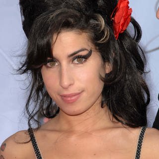 Soul-Diva Amy Winehouse lächelt in die Kamera.