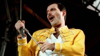 Freddie Mercury steht auf der Bühne