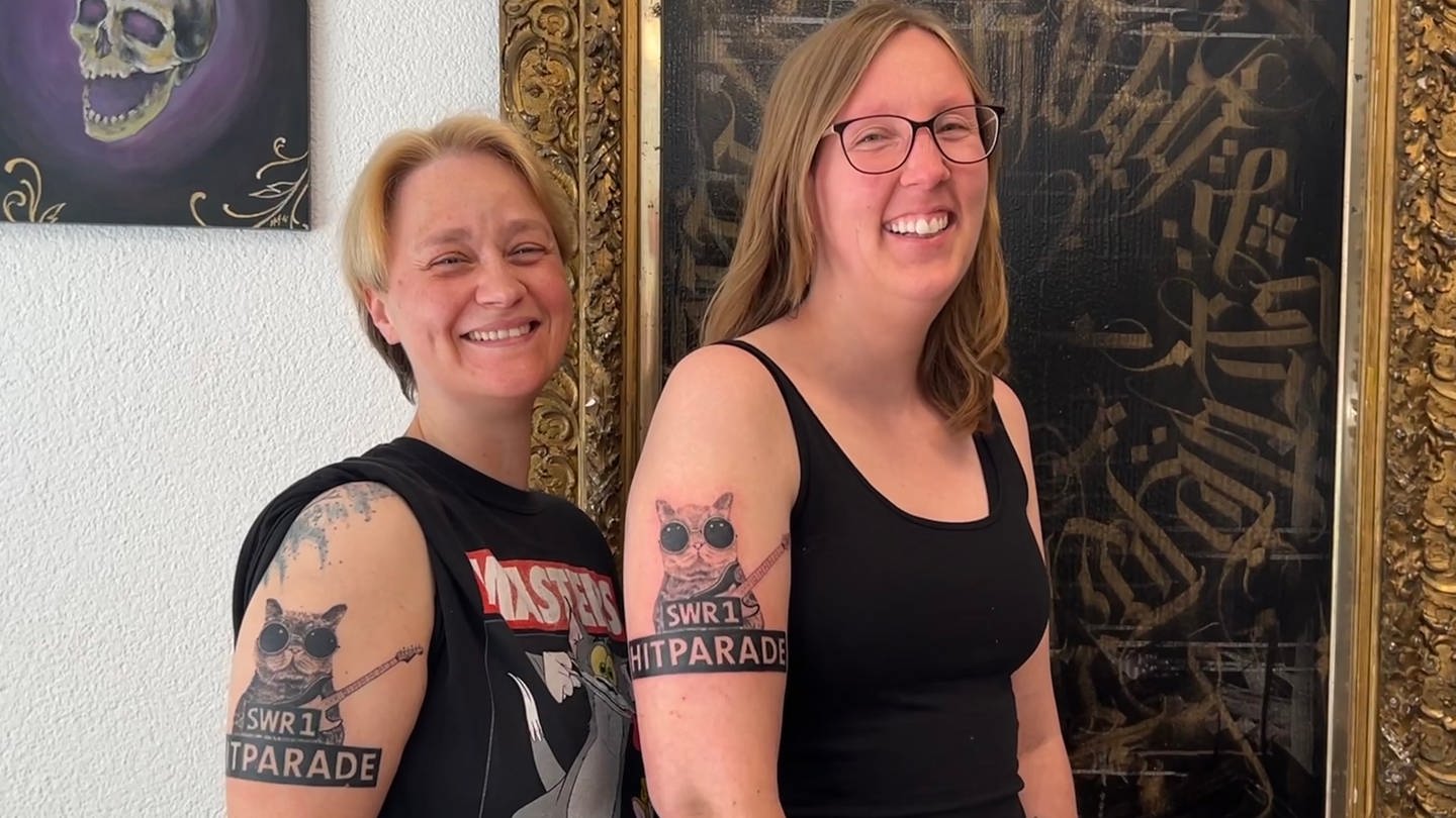 Stephanie und Stephanie aus Welzheim haben sich die Hitparaden-Katze als Tattoo auf ihre Oberarme stechen lassen. SWR1 Hitparade forever!