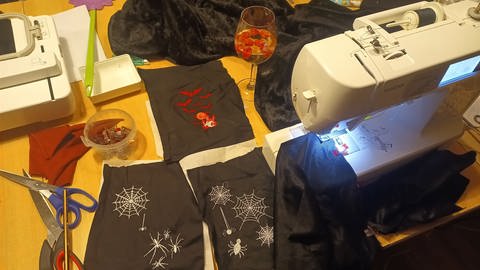 Halloween Kostüme und Nähmaschine