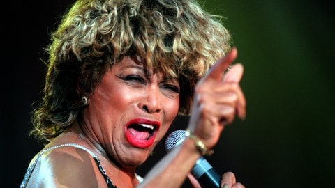 Tina Turner ist mit vier Titeln in der Hitparade vertreten.