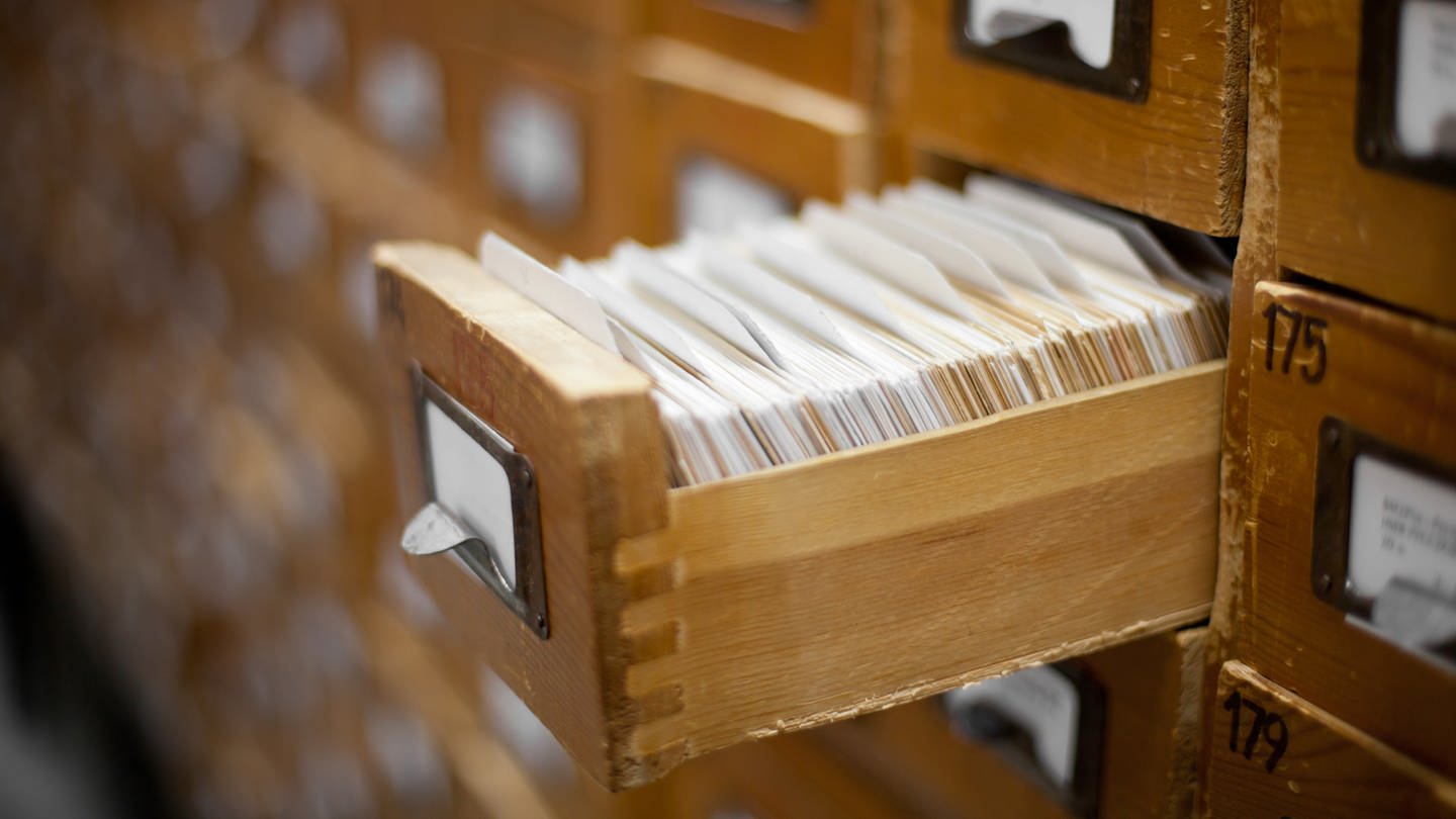 Ein alter Karteikarten-Schrank mit einer geöffenten Schublade und vielen Karteikarten - Symbolbild für das SWR1 Hitparaden-Archiv