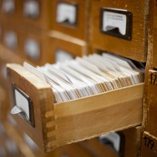 Ein alter Karteikarten-Schrank mit einer geöffenten Schublade und vielen Karteikarten - Symbolbild für das SWR1 Hitparaden-Archiv