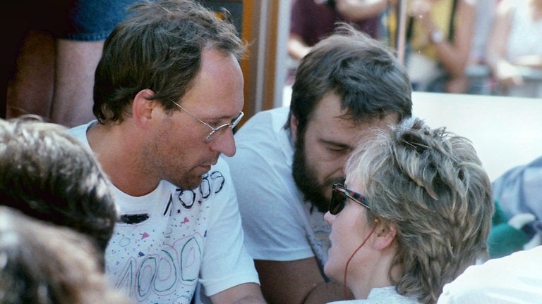 SDR3 Moderatoren Stefan Siller (links spricht mit einer Hörerin) und Thomas Schmidt (rechts) bei der Hitparaden-Abschlussparty 1989 im Park der Villa Berg. (Foto: SWR1 Hörer Wolfgang Dörre)