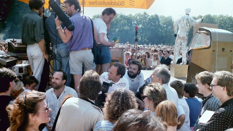 SDR3 Moderatoren Stefan Siller (mitte) und Thomas Schmidt (rechts daneben) umringt von Hitparaden-Fans im Park der Villa Berg in Stuttgart 1989 bei der Finalparty der SDR3 Hitparade TOP 1000 X