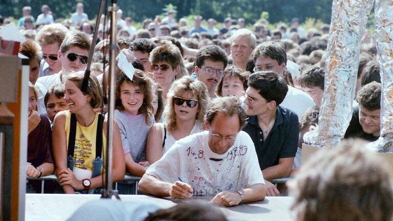 SDR3 Moderator Stefan Siller schreibt an der provisorischen Bühne Autogramme für die Hitparaden-Fans bei der Abschlussparty der SDR3 Hitparade TOP 1000X