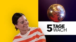 Host Cora Klausnitzer schaut auf den Schriftzug "5 Tage wach" und darüber hängt eine glitzernde Discokugel - das Bild steht für den Podcast zur SWR1 Hitparade "5 Tage wach - die kultigste Radio-Hitparade Deutschlands"