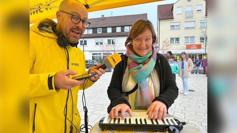 SWR1 Hörer und Hörerinnen beim Hitmach-Duell mit Instrumenten