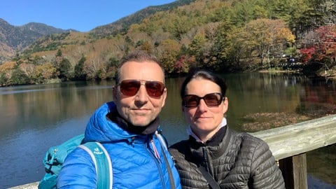 SWR1 Hörer:innen Torsten und Michaela aus Geislingen an der Steige hören die Hitparade in Japan im Nikko-Nationalpark.