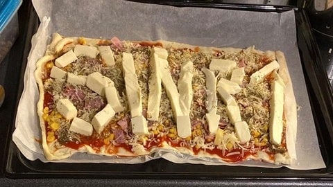 SWR1 Hörerin Miriam hat mit ihrer Freundin Pizza gebacken mit SWR1 Deko