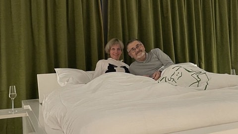 Uschi & Wolfhart Weber aus Friedfrichshafen in Amsterdam in der Suite in der John Lennon und Yoko One ihren Bett-Protest verbracht haben