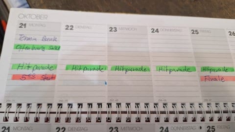 Der Tischkalender von SWR1 Hörer Christian ist voll mit SWR1 Hitparade-Terminen. 