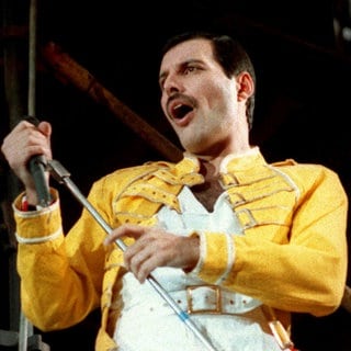 Freddie Mercury steht auf der Bühne