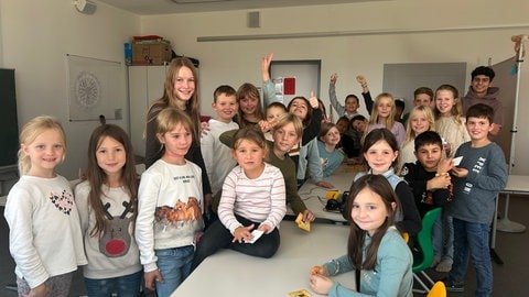 Die Kinder der Grundschule Höri sind die Platzansager heute.