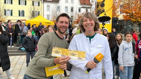 Miriam aus Dusslingen freut sich als Platzansagerin über zwei Karten für die SWR1 Hitparade Finalparty überreicht von SWR1 Moderator Corvin Tondera-Klein.