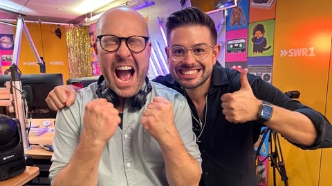 Max und Matthias jubeln im SWR1 Studio über den Sieg des VfB Stuttgart gegen Juventus Turin.