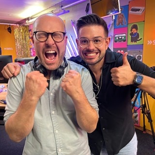 Max und Matthias jubeln im SWR1 Studio über den Sieg des VfB Stuttgart gegen Juventus Turin.