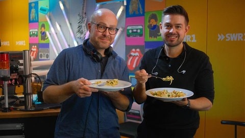 Max und Matthias haben die Aufgabe "Mittagessen während der Hitparade" erfolgreich gemeistert!