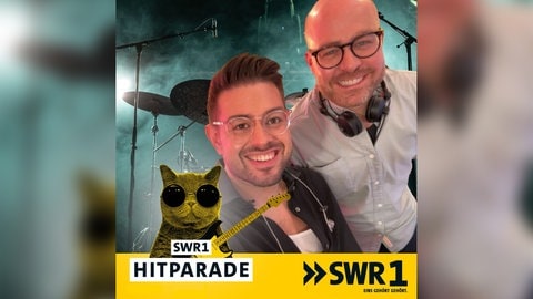 SWR1-Moderatorenduo Matthias Sziedat und Max Oehl vor virtueller Hitparaden-Kulisse.