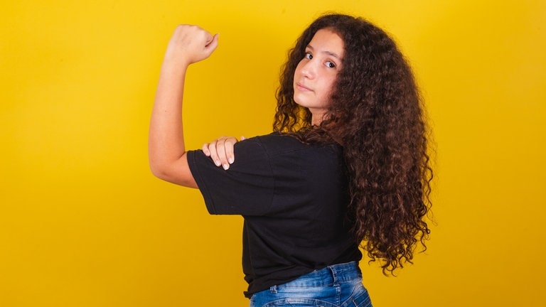 Foto: Frau hält ihre Hand auf ihren Oberarm - Frauen entscheiden sich für den richtigen Platz 1 der SWR1 Hitparade 2024