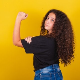 Foto: Frau hält ihre Hand auf ihren Oberarm - Frauen entscheiden sich für den richtigen Platz 1 der SWR1 Hitparade 2024