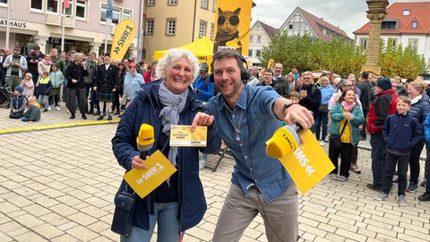 SWR1 Hörerin Tanja freut sich über Final-Tickets von SWR1 Moderator Corvin Tondera-Klein.