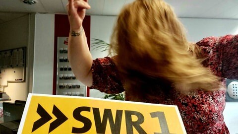 SWR1-Hörerin Claudia feiert die Hitparade