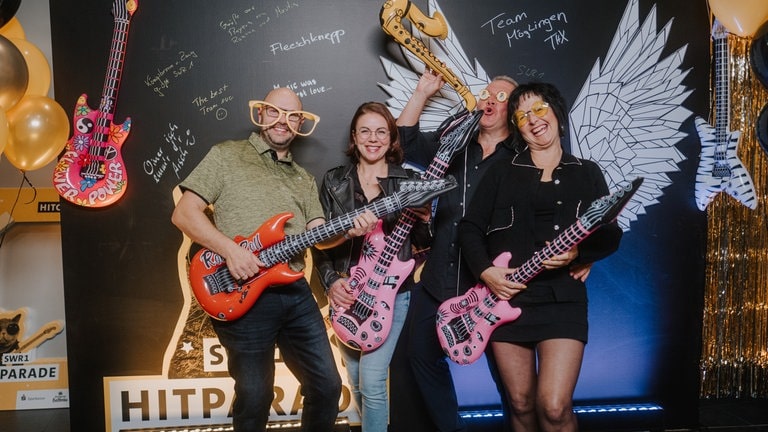 Hitparaden-Fans mit aufgeblasenen Gitarren