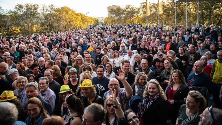 Wartende SWR1 Fans vor der Schleyer-Halle in Stuttgart.