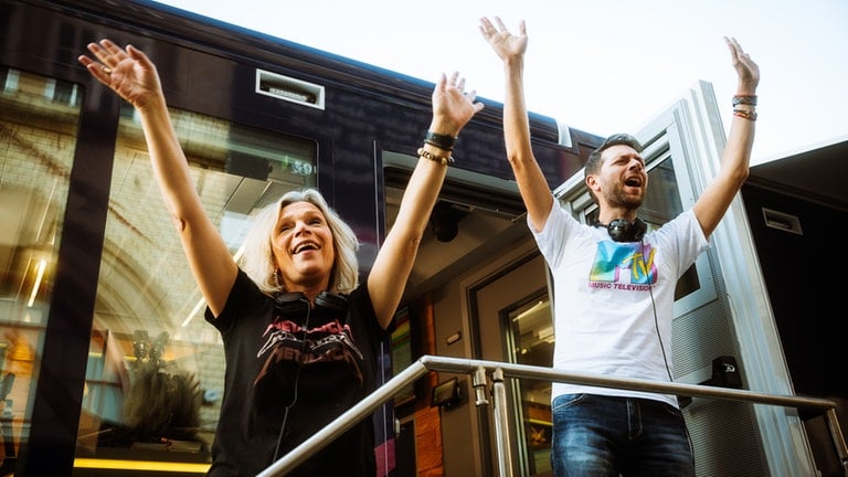 Stefanie Anhalt und Corvin Tondera-Klein vor dem mobilen SWR1 Hitparaden Studio in Mannheim.