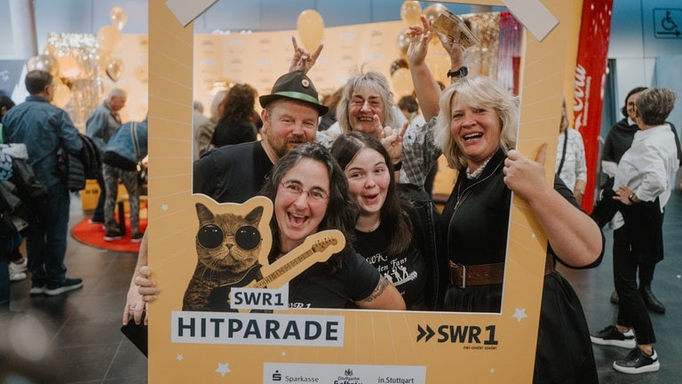 SWR1 Fans beim Finale in Stuttgart in gelbem "SWR1 Hitparaden Rahmen".