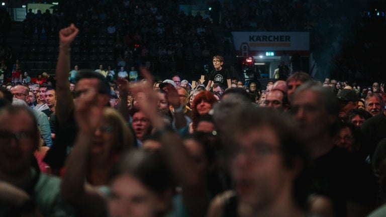 SWR1 Fans bei der Finalparty in Stuttgart - Blick in die volle Halle.