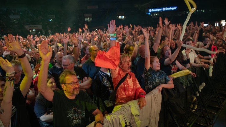 SWR1 Fans bei der Finalparty der Hitparade 2024 in Stuttgart.