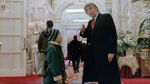 Der heutige US-Präsident Donald Trump erklärt Kevin in seiner Nebenrolle in dem Film den Weg zur Hotel-Lobby.