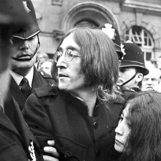 John Lennon und Yoko Ono 1968, nach einer Gerichtsanhörung in London.