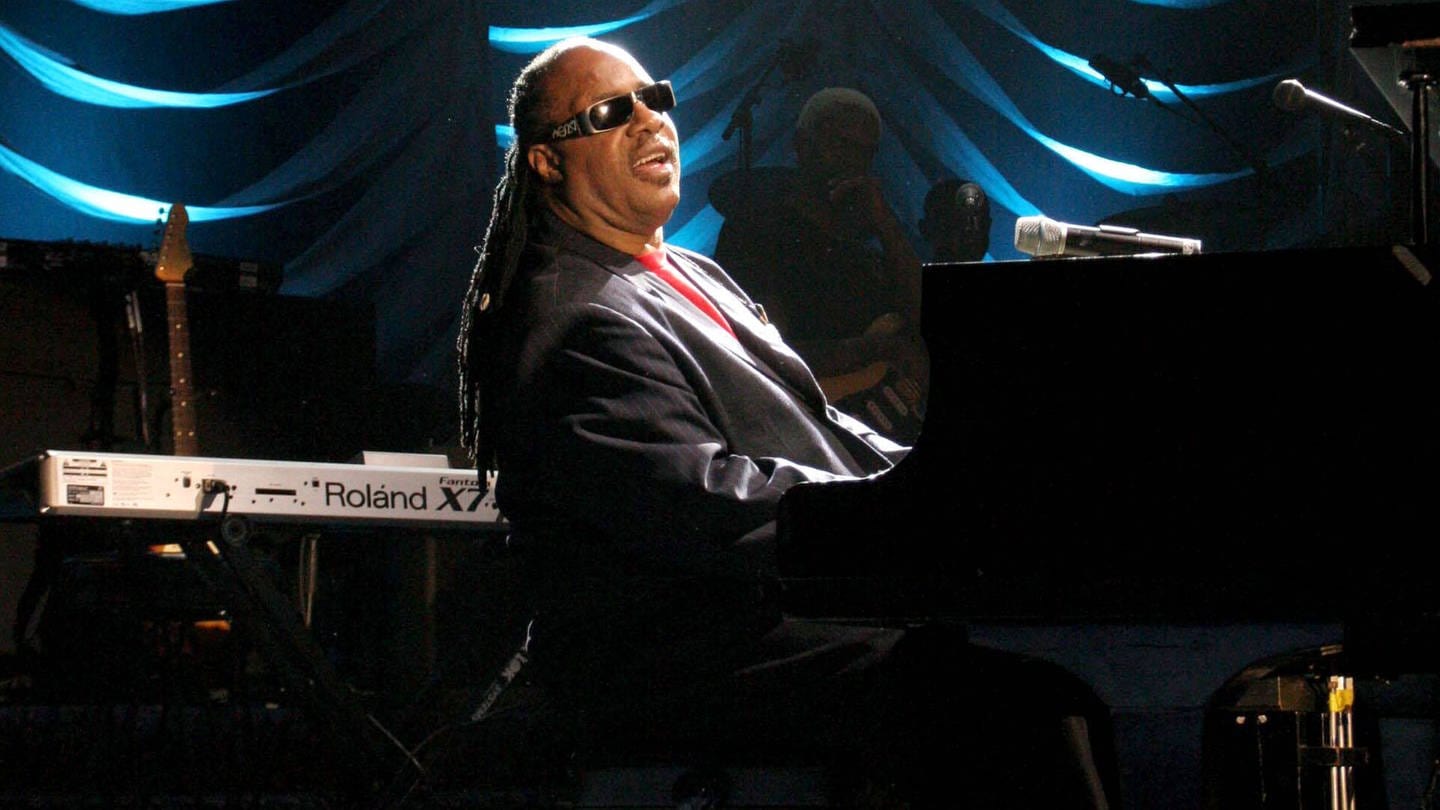 Stevie Wonder spielt am Flügel bei einem Konzert in New York 2005.