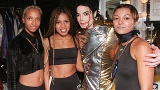 Der amerikanische Sänger Michael Jackson trifft am 3.6.1997 vor seinem Kölner Konzert die deutsche Mädchen Pop-Gruppe Tic Tac Toe (l-r) Lee, Ricky und Jazzy. Auf Wunsch des US-Megastars wird die Girlie-Band am 15. Juni 1997 im Gelsenkirchener Parkstadion und am 10.August 1997 am Hockenheimring als Vorgruppe seiner Konzerte auftreten