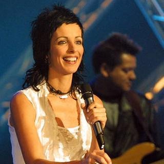 Die Musikerin Nena steht mit Vokuhila bei einem Konzert in den 80ern auf der Bühne.