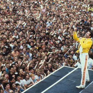 Queen ist Sieger der SWR1 Interpreten-Hitparade 2006 (Freddie Mercury von Queen live im Wembley Stadion)