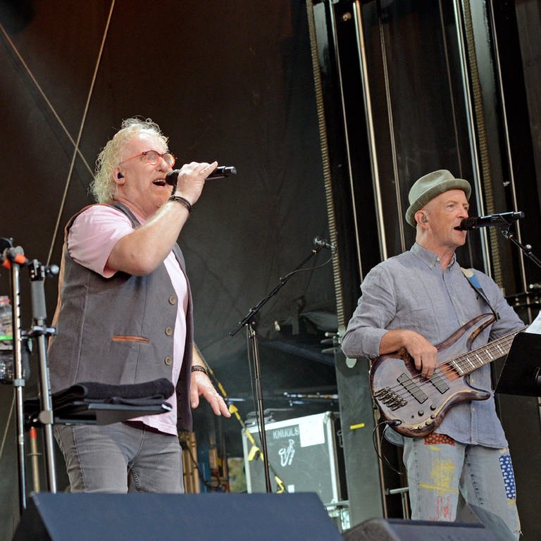 Begeisterte Fans beim PUR-Konzert in Schwetzingen am 2. August 2024. Im Rahmen der Reihe "Musik im Park" spielten PUR im ausverkauftem "Schloßpark" ein wirklich beeindruckendes Konzert.