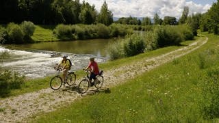 Radfahrer am Ufer der Ammer bei Weilheim
