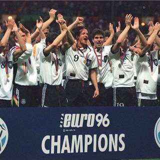 Deutsche Fußball-Nationalmannschaft jubelt am 30.6.1996 im Londoner Wembley-Stadion hinter dem Logo der EURO 96 gemeinsam über den Titelgewinn.