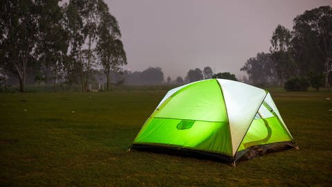 Grünes beleuchtetes Zelt in der Nacht