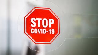 Aufkleber mit der Aufschrift "Stop COVID-19"