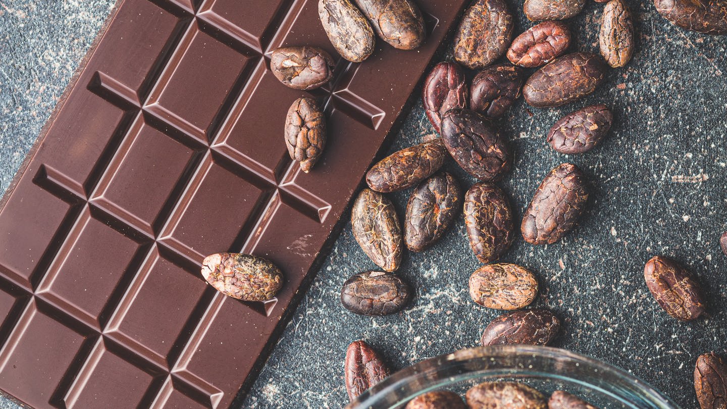 Schokolade und Kakaobohnen