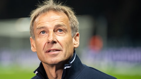 Jürgen Klinsmann schaut nach links oben.